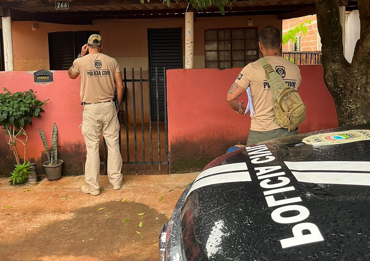 Policiais civis na residência do suspeito - Foto: Polícia Civil/Divulgação